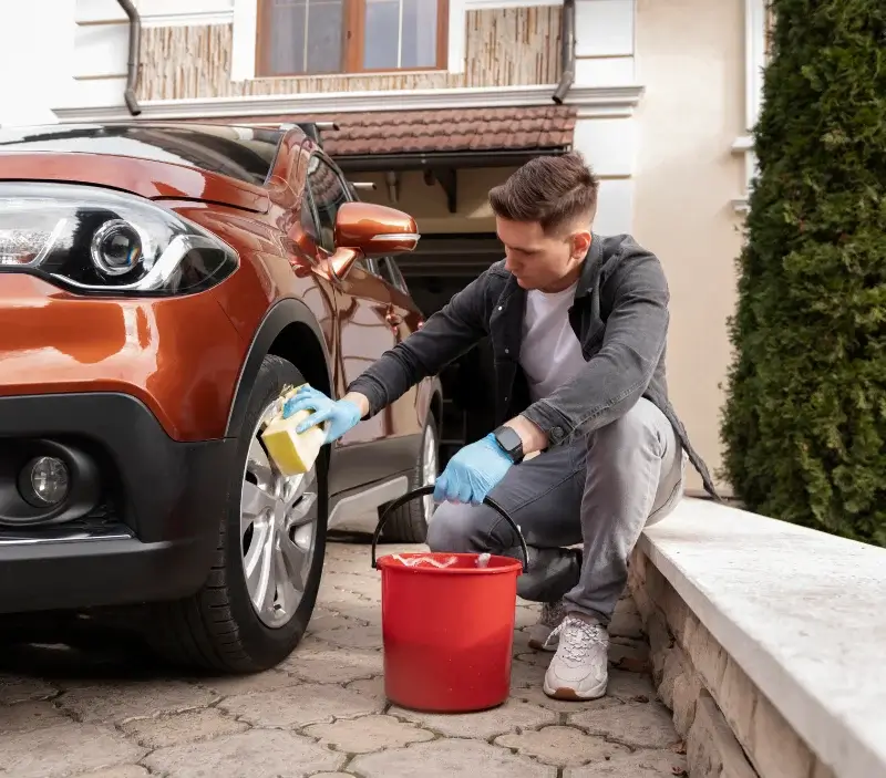 Lavage auto à domicile Maulette : professionnel intervenant sur un véhicule